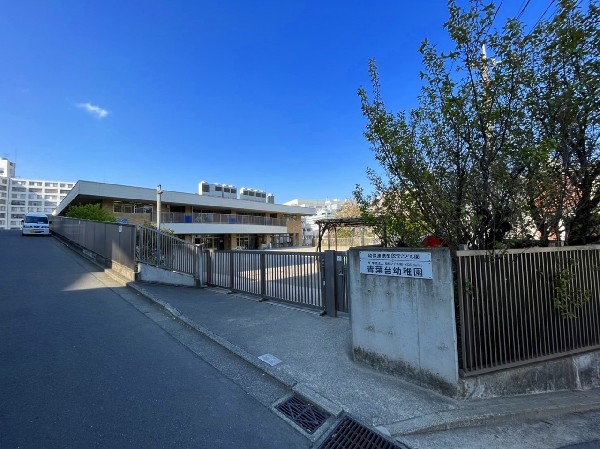 周辺環境:学校法人国際学園 青葉台幼稚園(田園都市の緑と太陽に恵まれた中で、のびのびと明るく、たくましく。)