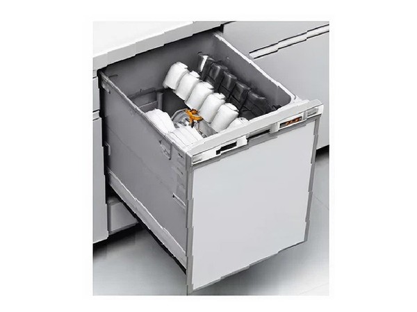 【食洗機】濡れた食器をスムーズにセットでき、床への水ダレを防ぐタカラ独自の「シンク下設置」