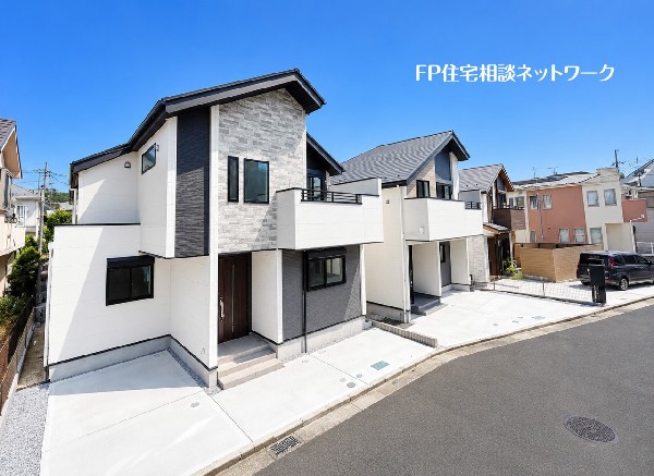 外観:【類似外観同仕様】施工例のため分譲中の建物とは外壁、屋根開口部等の形状・仕様が異なります。