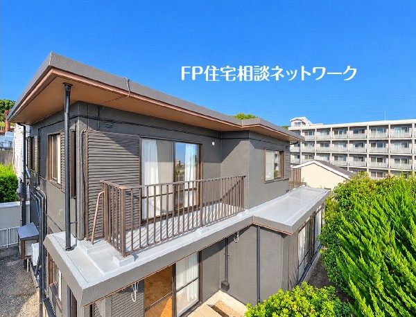 外観:青空に映える落ち着いた色合いの外観。緑を身近に感じる住まいにはバルコニーも備わり、窓辺に広がる景色が日々の暮らしに彩りを添えます。