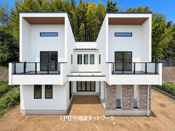 外観:【類似外観同仕様】施工例のため分譲中の建物とは外壁、屋根開口部等の形状・仕様が異なります。