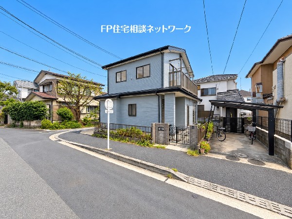 外観:住宅街に佇む、2階建て住宅。開放感のある角地ならではの立地が魅力です。周辺は穏やかな街並みが広がり、ゆったりとした暮らしを叶えます。