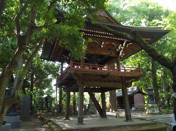 周辺環境:泉龍寺弁財天池(小田急線狛江駅北口から西へ歩くと泉龍寺に突き当たり、寺の境内の一端を通り抜ける道の左手に、鯉がたくさん泳いでいる池があります。)