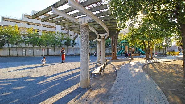 周辺環境:東高津公園(住宅街らしく近隣には公園が多数ございます。きっと、お気に入りの公園がみつかるはずです。)