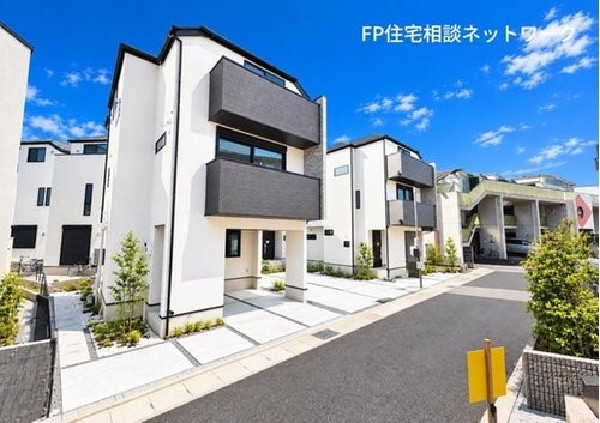 外観:【類似外観同仕様】 施工例のため分譲中の建物とは外壁、屋根開口部等の形状・仕様が異なります。