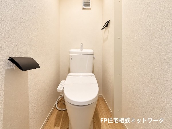 白を基調とした清潔感あふれる、明るく爽やかなトイレ空間。小窓から自然光が差し込み、換気にも配慮された快適な設計です。
