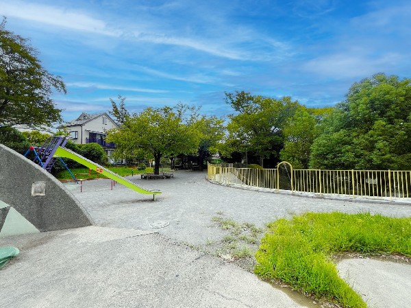 周辺環境:大場富士塚公園(特徴的な遊具があり、「円形の大きな壁」遊具があり、子ども向けにユニークな遊び場になっています。)