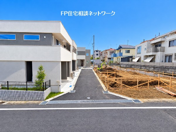 外観:洗練されたキューブ型デザインの新築戸建てが建ち並ぶ、統一感のある美しい街並み。新設された開発道路は通り抜けがなく、落ち着いた住環境。