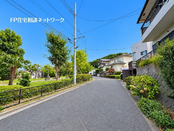 外観:開放感のある街並みが魅力です。道路向かいには緑豊かな公園が広がり、四季折々の自然を身近に感じられる、子育て世帯にも嬉しい住環境です。