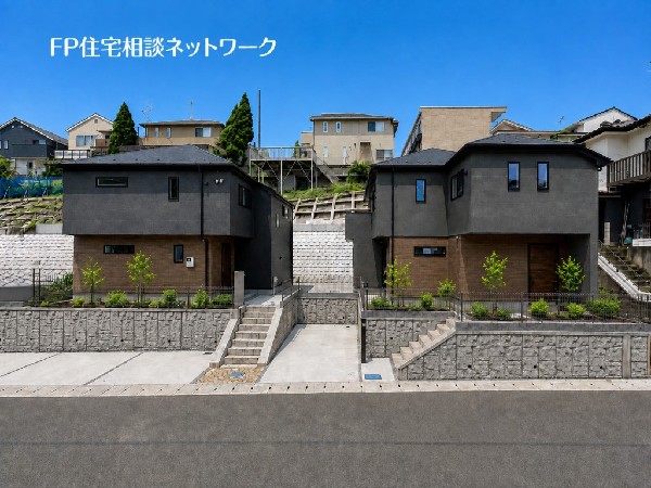 外観:【類似外観同仕様】施工例のため分譲中の建物とは外壁、屋根開口部等の形状・仕様が異なります。