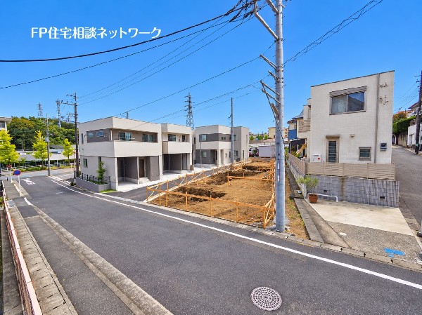 外観:スタイリッシュなキューブ型デザインが目を引く新築戸建て。直線を基調とした洗練された外観が、街並みにモダンな印象を与える、お洒落な住まいです。
