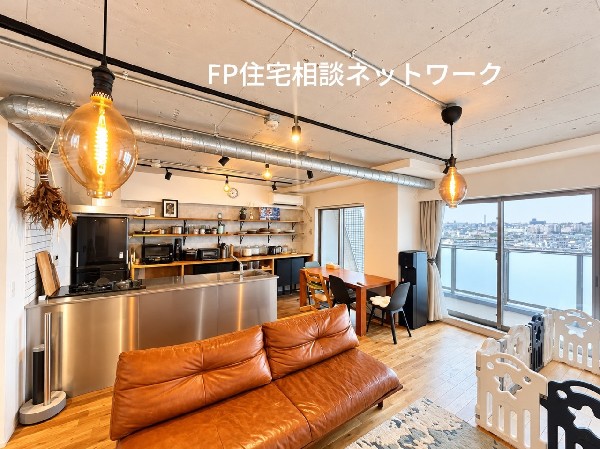 木の温もりを感じる、こだわりのリノベーションリビング。おしゃれなペンダント照明が空間を彩り、大きな窓からは明るい陽光が差し込みます。（家具、小物等は含まれません）