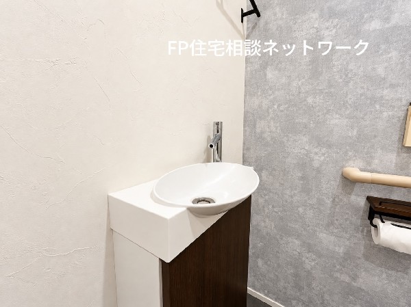 トイレ内に便利な独立手洗い器を設置♪使用後すぐに手を洗えるため、洗面所まで移動する手間がなく衛生的