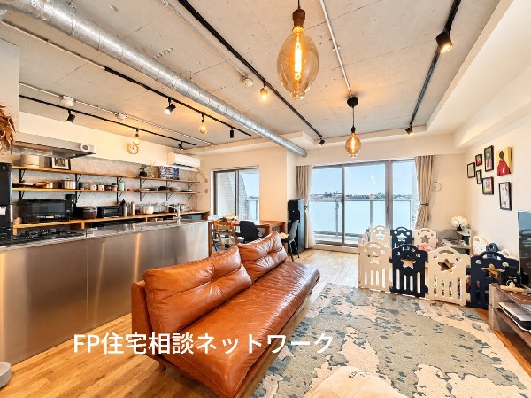 木の温もりと洗練されたインテリアが調和する、カフェのようなおしゃれなリビング♪大きな窓から明るい光が差し込み、開放感もたっぷり！（家具、小物等は含まれません）