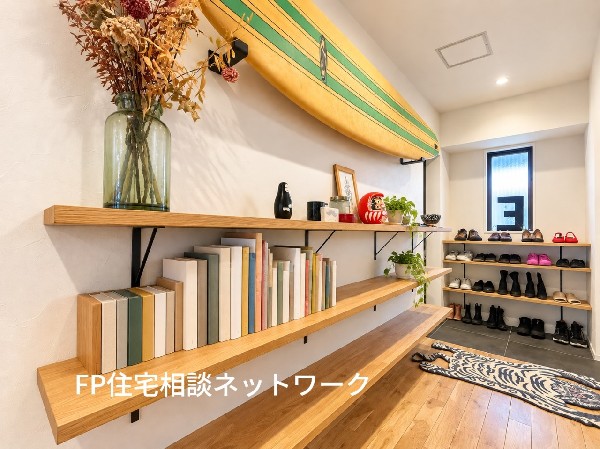 木の温もりあふれる、おしゃれなリノベーション玄関♪壁面のオープン棚にはお気に入りの小物やグリーンを飾って、自分らしい空間に！（家具、小物等は含まれません）