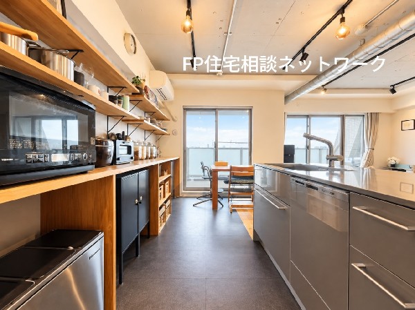 洗練されたデザインが魅力のスタイリッシュなキッチン。ゆとりある作業スペースと充実した収納が、毎日の料理を快適にサポート♪（家具、小物等は含まれません）