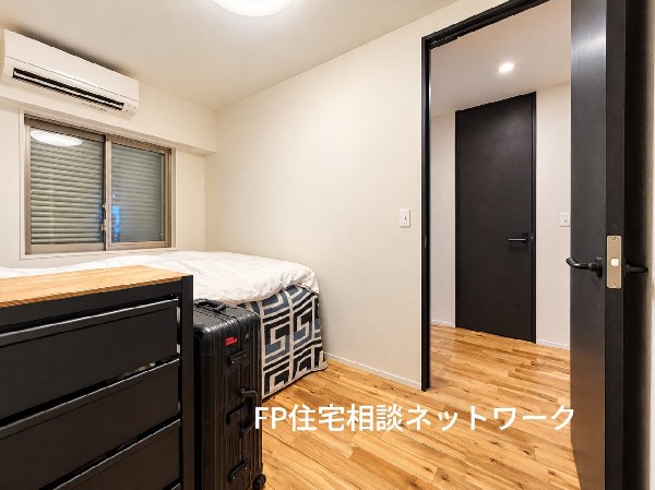 木目の美しいフローリングと落ち着いた色合いの建具が調和する、上質な居室空間。明るくすっきりとした内装は、自分らしい暮らしを楽しめるお部屋です♪（家具、小物等は含まれません）