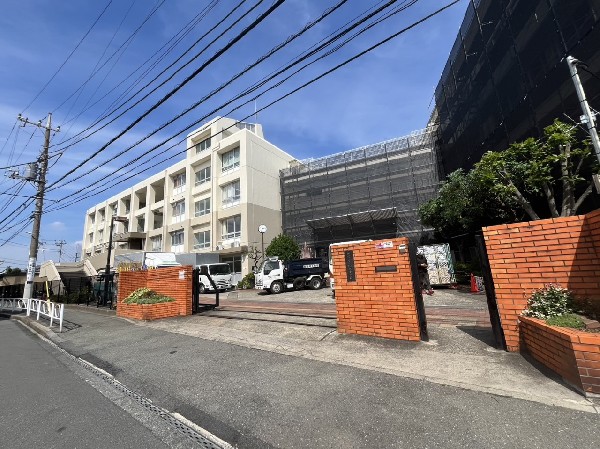 周辺環境:向丘中学校(教育目標　学び合い　高め合い　ともに活きる　努力　責任　思いやる心)