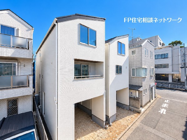 外観:約20帖の広々LDKに、建物面積約140m2の大型間取り！ゆとりある住空間が魅力の新築戸建です。
