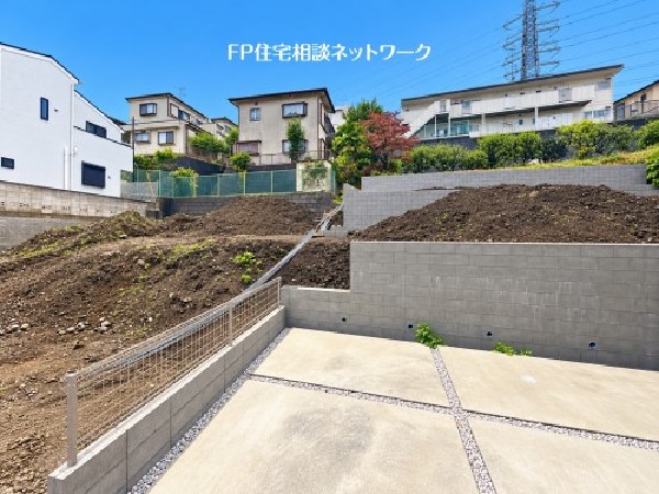 外観:閑静な住宅街に誕生する、ゆとりある2階建て住宅。全棟カースペースを備え、ご家族の理想の暮らしを叶える住まいです。