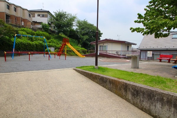 周辺環境:鴨居第三公園(高台にあり見晴らしの良い公園で、都筑方面が見渡せる。滑り台やブランコがあり、お子様がのびのび遊べる。)