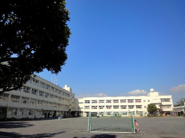 周辺環境:鴨居小学校(設立は明治７年の歴史ある学校。各学年２～３クラス。教育目標は「かもいのなかま一人じゃないよ」)