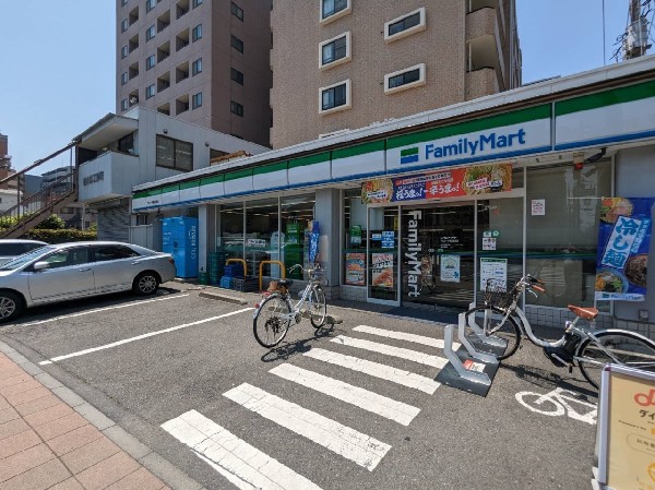 周辺環境:ファミリーマート アスロード横浜生麦店(時間を問わず、幅広い品物が揃うコンビニ。フライヤー商品やスイーツなど美味しいオリジナル商品が続々登場)