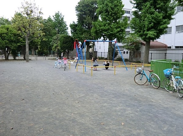 周辺環境:生麦公園(生麦小学校近くにある縦長の公園。滑り台やブランコのある遊具広場と多目的広場に分かれている。木陰あり。)