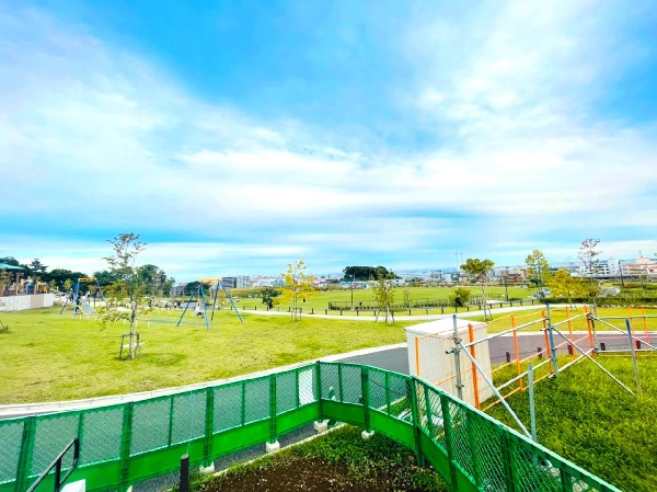 周辺環境:鶴見花月園公園(総面積4.7haの大きな公園。芝生の大原っぱ、健康器具、巨大遊具のある広場などがあり、ピクニックに◎)