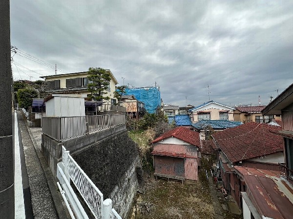 外観:高台に位置している為、開放感があります。道路の反対側は建物がないため眺望も良好です。