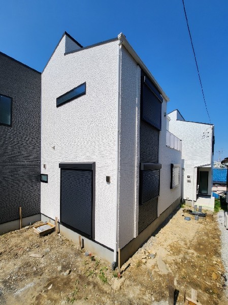 外観:閑静な住宅地に馴染む落ち着いた色合いの外観。長く愛着を持って住むからこそシンプルな色目に仕上げました