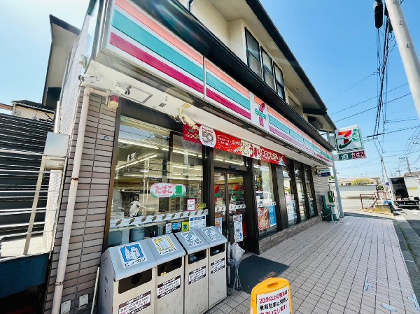 周辺環境:セブンイレブン三ツ池店(時間を問わず、幅広い品物が揃うコンビニ。日常生活に深く関係する最重要施設としてなりつつあります。)