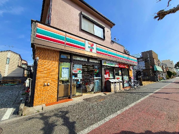 周辺環境:セブンイレブン平安町店(時間を問わず、幅広い品物が揃うコンビニ。日常生活に深く関係する最重要施設としてなるつつある。)