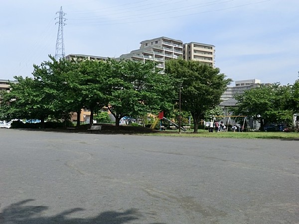 周辺環境:上末吉二丁目公園(走り回れる広場、ブランコ、滑り台があり小さなお子供も楽しめる。春は桜が綺麗に咲き、気持ちの良い公園。)