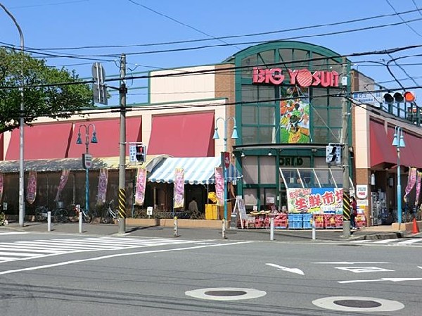 周辺環境:ビッグヨーサン十日市場場店(肉や魚が自慢のスーパー。総菜もボリュームがあり充実している。営業時間は9時～21時。駐車場80台有。)