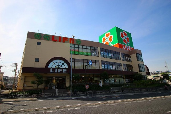 周辺環境:ライフ鶴見店(食品の他にも日用品や衣料品も取扱う大型スーパー。書籍、１００円ショップ有。駐車場は164台可能。)