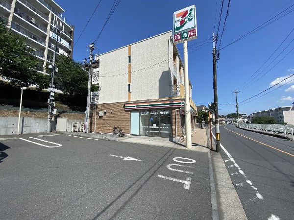 周辺環境:セブン-イレブン 横浜菅田町北店(時間を問わず、幅広い品物が揃うコンビニ。駐車スペースも広く、お車でも安心して立ち寄る事が出来ます 。)