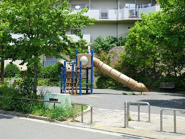 周辺環境:梶山二丁目第二公園(複合遊具とベンチがある公園。樹木が立ち並び、木漏れ日を愉しめます。地域行事で賑わうこともあります。)