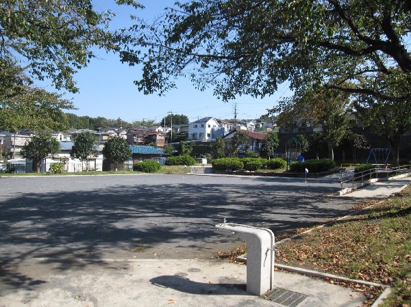 周辺環境:上山町南公園(木々に囲まれた自然豊かな公園。春になると桜が綺麗に咲き、お花見スポットとしてもおすすめです。)