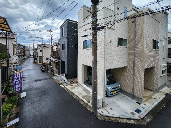 外観:前面道路は車通りの少ない道路。小さなお子様も安心です。お車の出し入れが苦手な方も駐車しやすそうです。