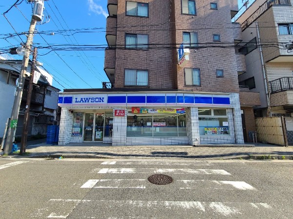 周辺環境:ローソン鶴見小野店(コーヒーやデザートが人気のコンビニエンスストア。酒たばこ取扱い有。無料Wi-Fi有。)