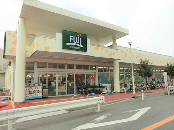 周辺環境:ＦＵＪＩ馬場店(鮮度・旬・グレードにこだわった商品を提供。ベーカリーコーナーでは美味しい焼き立てパンを購入できます。)