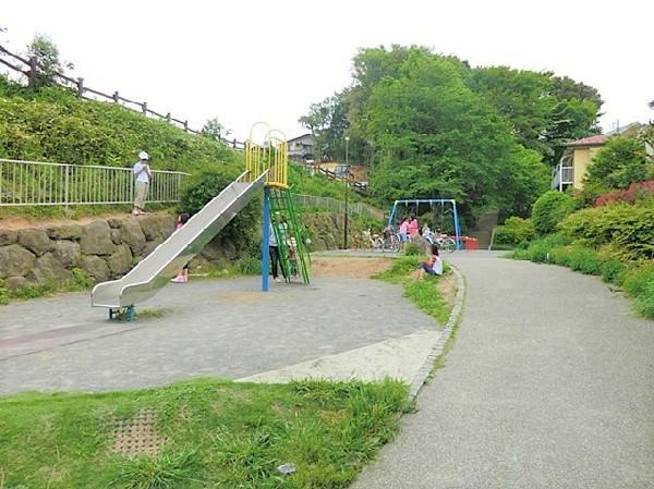 周辺環境:殿山公園(住宅街の中にあり、ほっと一息つける公園です。すべり台、ブランコ、鉄棒もあり、お子様の遊び場に最適。 )