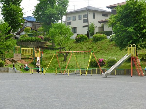 周辺環境:いぶき野第四公園(大きな広場でのびのび遊べる公園。斜面を利用した複合遊具やブランコがあります。街を見下ろす景色も〇)