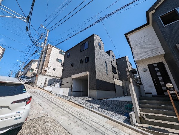 外観:京浜東北線「鶴見」駅、京急線「京急鶴見」駅徒歩圏内。近くにスーパーやコンビニ、ファミレスがあり便利です。