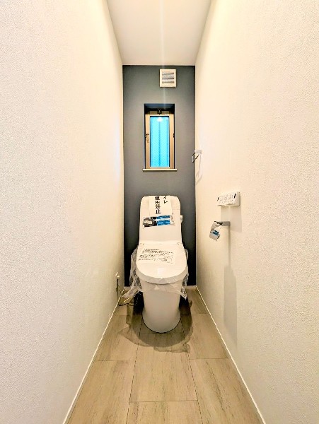 ウォシュレット、暖房便座機能付のトイレです。１階と2階の2ヶ所に設置しているので忙しい朝も便利です。