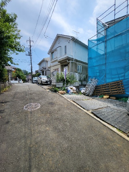 外観:前面道路は通り抜けができない為、車通りも少なく、車庫入れも焦らずに行えますね。