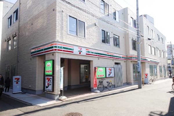 周辺環境:セブンイレブン横浜京急生麦駅前店(近くて便利、期待以上の品質を提供するコンビニエンスストアです。酒たばこ取扱い有。無料Wi-Fi有。)