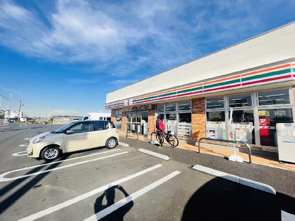 周辺環境:セブンイレブン横浜鷹野大橋店(時間を問わず、幅広い品物が揃うコンビニ。日常生活に深く関係する最重要施設として欠かせない存在です。)