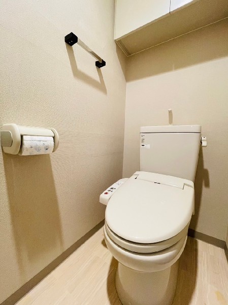 トイレの上部には収納棚を設けています。